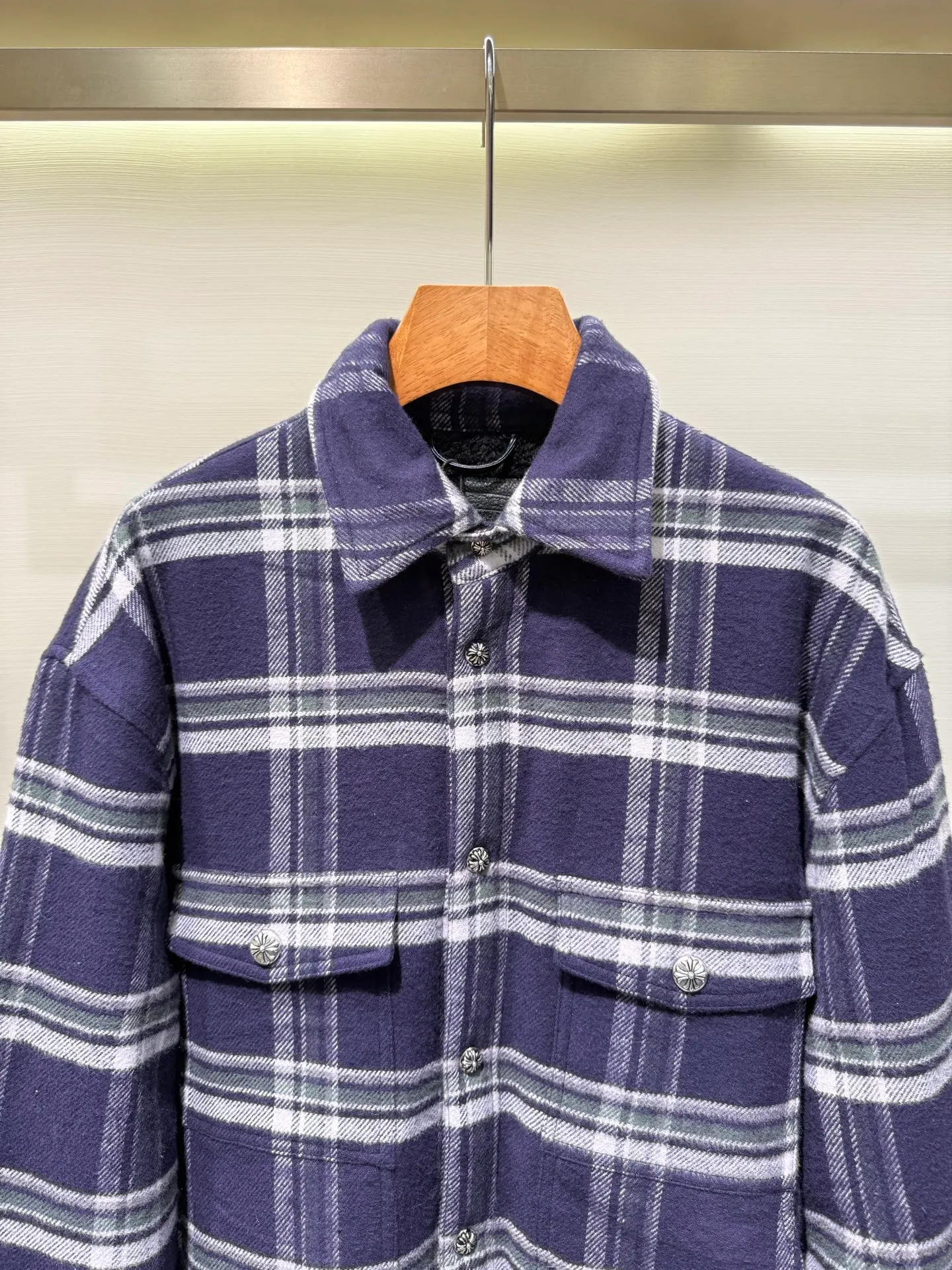 P680 Chrome Hearts Chrome Hearts Plaid Velvet Distressed Button Shirt Jacket Chrome Hearts Chrome Hearts FW25 plaid long-sleeved shirt combines the classic distressed cross logo buttons to show a unique brand style. It adopts a long-sleeved design, suitable for wearing in autumn and winter, showing a fashionable and casual style to increase the comfort and fashion of wearing.  Fabric: 100% cotton 100% polyester Craftsmanship: Customized distressed hardware, symmetrical plaid tailoring Size: S M L XL 3331517